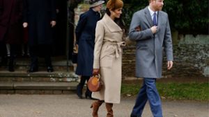 Kann was auf dem royalen Parkett: Meghan Markle, Prinz Harrys Braut in spe, in einem eleganten, hochwertigen Wollmantel, dazu trägt sie edle Cognac-farbene Stiefel, eine passende Handtasche und einen extravaganten Pillbox-Hut. Foto: AP