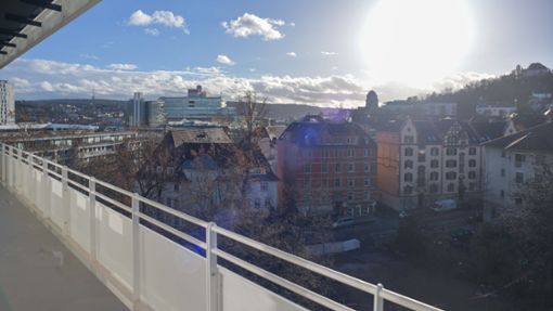 Die Balkone am umgebauten Bettenhaus des ehemaligen Bürgerhospitals bieten ungewohnte Perspektiven auf die Stadt. Foto: Lichtgut/Max Kovalenko