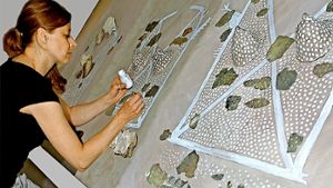 Die Kultwand mit den plastischen Brüsten wurde in jahrelanger kriminalistischer Arbeit rekonstruiert. Foto: Landesamt für Denkmalpflege