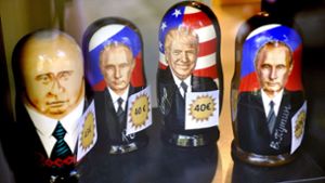 Russische Matrjoschka-Puppen mit den Konterfeis von US-Präsident Donald Trump und Kreml-Chef Wladimir Putin in der Auslage eines Buchgeschäfts in Helsinki.    Foto: dpa
