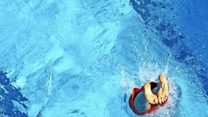 Immer weniger Kinder sind sichere Schwimmer, schuld daran sei auch das Bädersterben, sagt die Deutsche Lebens-Rettungs-Gesellschaft (DLRG). Foto: dpa