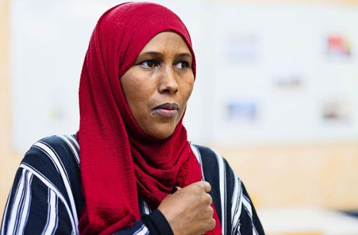 Ihren ersten Mann hat Zahra Mohamed bei einem Bombenanschlag verloren. Wegen einer neuen Liebe musste sie ihre Heimat  Somalia verlassen. Nun hofft sie, dass sie mit ihrer Familie in Stuttgart das Glück findet. Foto: Leif Piechowski