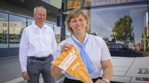 Mona Schneider ist Busfahrerin des Jahres 2018 beim VVS – auch wenn der Wimpel etwas anderes sagt. Foto: factum/Granville
