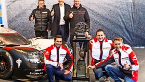 Fritz Enzinger, Oliver Blume und Uwe Hück (obere Reihe von links) freuen sich zusammen mit den Fahrern Neel Jani, Nick Tandy und Timo Bernhard (unten, von links). Foto: Porsche