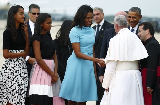 Höchste protokollarische Ehren: Barack Obama, seine Frau Michelle und die Töchter Malia (links) und Sasha empfangen Papst Franziskus direkt am Flughafen. Foto: dpa