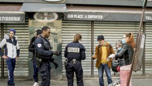 Frankreich hat die Ausgangssperre bis 15. April verlängert: Die Polizei ist  in erhöhter Alarmbereitschaft. Foto: imago/Hans Lucas