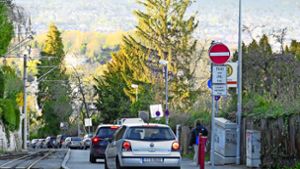Durchfahrt verboten: Doch viele stadteinwärts Fahrende interessiert das Schild an der Alten Weinsteige nicht. Foto: Torsten Schöll