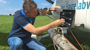 Frank Kasparek kontrolliert die Pyrotechnik bei einem der beiden Flugzeuge, die im Auftrag der Versicherung WGV in ganz Baden-Württemberg im Einsatz sind. Foto: Anja Tröster