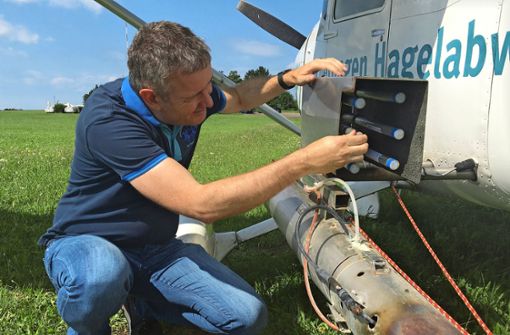 Frank Kasparek kontrolliert die Pyrotechnik bei einem der beiden Flugzeuge, die im Auftrag der Versicherung WGV in ganz Baden-Württemberg im Einsatz sind. Foto: Anja Tröster