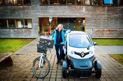 Stolz präsentiert Ulrich Vogt ein Messfahrrad seines Instituts sowie den neuen Dienstwagen, einen elektrischen Renault Twizy Foto: Lichtgut/Achim Zweygarth