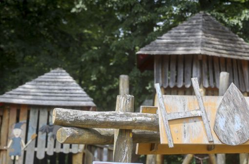 Unbekannte haben die hölzerne Ritterburg eines  Kinderspielplatzes mit Schmierereien verschandelt. Foto: factum/Weise