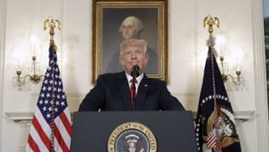 Dem US-Präsidenten Donald Trump war überparteilich vorgeworfen worden, sich nach den Vorkommnissen von Charlottesville nicht eindeutig geäußert zu haben. Foto: AP