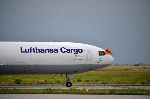 Hebt wieder häufiger in Richtung China ab: Ein Flugzeug der  Frachttochter Lufthansa Cargo. (Archivbild) Foto: AFP/TOBIAS SCHWARZ