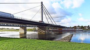 Der Verkehr über die Rheinbrücke rollt wieder normal. Foto: dpa/Uli Deck