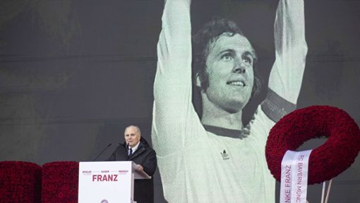Beim Abschied von Fußball-Legende Franz Beckenbauer sprach Uli Hoeneß am 19. Januar bei einer Gedenkfeier in der Münchner Allianz Arena. Eine Statue vor der Allianz Arena soll künftig an den „Kaiser“ erinnern. (Archivfoto). Foto: IMAGO/epd/IMAGO/Theo Klein