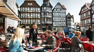 Fritzlar in Hessen  mit seinen Fachwerkhäusern  ist bei Touristen beliebt. Foto: dpa/Uwe Zucchi