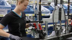Die Sitze für alle Autos, die im Sindelfinger Werk gebaut werden, entstehen auf der Hulb. Foto: Daimler AG