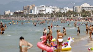 Die Polizei auf Mallorca hat Ärger mit einigen widerwilligen Badegästen. (Archivbild) Foto: dpa/Clara Margais
