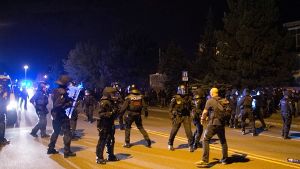 In Heidenau haben Rechtsextreme vor einer Flüchtlingsunterkunft randaliert. Dabei wurden auch mehr als 30 Polizisten verletzt. Foto: dpa