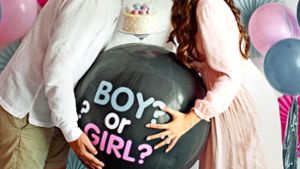 Blau oder rosa? Auf Gender-Reveal-Partys bedeutet das: Junge oder Mädchen? Diese Art der Baby-Partys liegt im Trend, sorgt aber auch für Kritik. Foto: Adobe Stock/aprilante