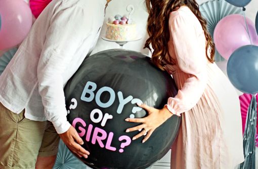 Blau oder rosa? Auf Gender-Reveal-Partys bedeutet das: Junge oder Mädchen? Diese Art der Baby-Partys liegt im Trend, sorgt aber auch für Kritik. Foto: Adobe Stock/aprilante