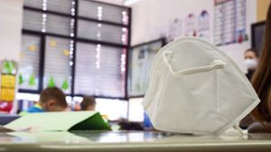 Im Schulunterricht dürfen die Masken bald auf den Tischen liegen oder im Ranzen verschwinden. Foto: dpa/Sebastian Gollnow