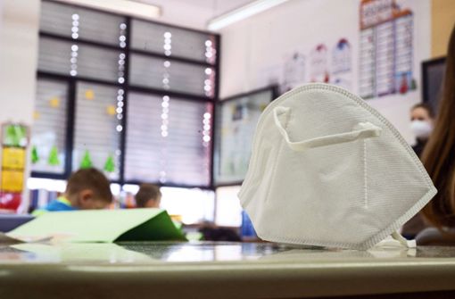 Im Schulunterricht dürfen die Masken bald auf den Tischen liegen oder im Ranzen verschwinden. Foto: dpa/Sebastian Gollnow