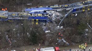 Am 9. Februar 2016 sind auf der Bahnstrecke Holzkirchen-Rosenheim bei Bad Aibling in Bayern zwei Triebwagen zusammengestoßen. Dabei kamen nach neuesten Informationen nun zwölf Menschen ums Leben. Foto: AP