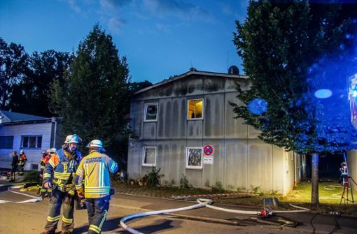 Die Feuerwehr war nach einem Brand in einer Obdachlosenunterkunft in Herrenberg mit einem Großaufgebot vor Ort. Foto: SDMG/ Dettenmeyer