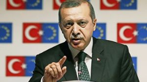 Der türkische Staatschef Recep Tayyip Erdogan schränkt die Versammlungsrechte ein und weist Kritik an der Legitimität des Referendums zurück. Foto: dpa