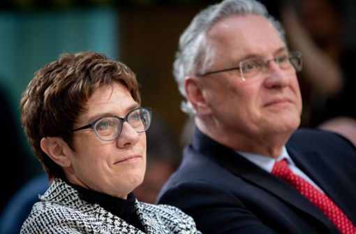 Bayerns Innenminister Joachim Herrmann (rechts) zeigt sich mit dem Vorstoß von Annegret Kramp-Karrenbauer zufrieden. Foto: dpa
