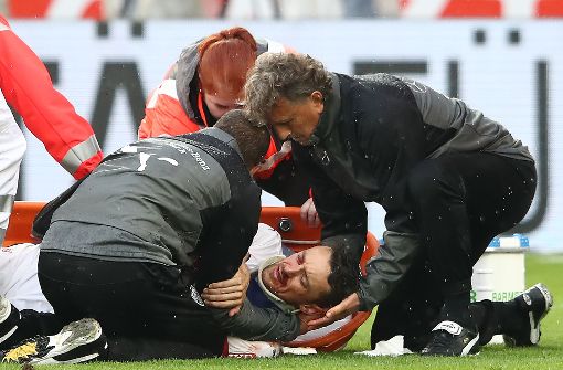 Christian Genter wurde beim Spiel gegen Wolfsburg in der 84. Minute vom Keeper der Wölfe, Koen Casteels, mit dem Knie hart an der Schläfe getroffen. Foto: Bongarts