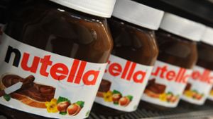 In Frankreich kostet das Glas Nutella derzeit statt 4,50 Euro nur 1,41 Euro. (Archivfoto) Foto: dpa