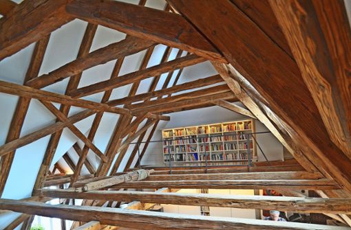 Bei der Sanierung wurde der über drei Geschosse reichende Dachstuhl freigelegt. Hier oben ist Platz für die umfangreiche Büchersammlung der Hausbewohner. Foto:  