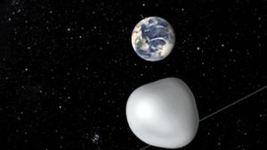Eine Computersimulation der NASA zeigt den Asteroid 2012 TC4 (vorne), der am 12. Oktober 2017 in einer relativ knappen Entfernung von 44 000 Kilometern an der Erde vorbeifliegt. Foto: dpa
