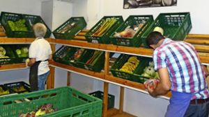 Mitarbeiter der Schwäbischen Tafel Möhringen füllen die Gemüsekisten im Laden auf. Foto: Theresa Ritzer