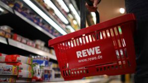 Einkauf bei Rewe – aber Waren im Milliardenwert würden diesen Einkaufskorb sprengen. Foto: dpa
