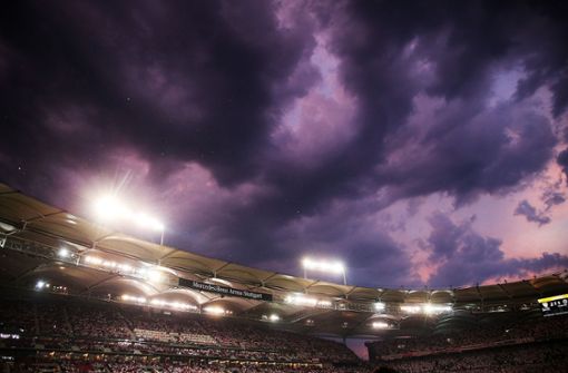 Dunkle Wolken über dem Stadion des VfB Stuttgart (Archivbild) Foto: Pressefoto Baumann/Julia Rahn