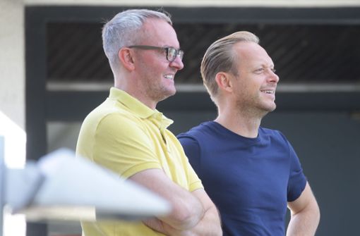 Die VfB-Vorstände Alexander Wehrle und Rouven Kasper (von links) freuen sich über einen neuen, millionenschweren Deal. Foto: Pressefoto Baumann/Hansjürgen Britsch