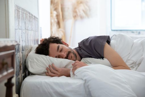 Ohne Schlaf kann der Mensch nicht leben. Schlafprobleme belasten viele Menschen. Einige Tipps können aber helfen, nachts wieder Ruhe zu finden.