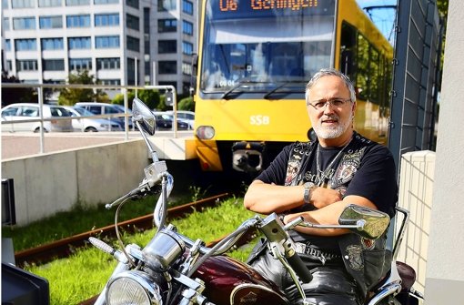 Hans-Peter Stockfleth fährt in seiner Freizeit einen Chopper von Suzuki. Beruflich steuert er eine Stadtbahn – auch schon mal auf den Fasanenhof. Foto: Achim Zweygarth