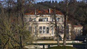 Blick auf ein Haus in Potsdam, in dem das Treffen stattgefunden haben soll. (Archivbild) Foto: dpa/Jens Kalaene