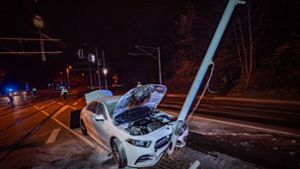 Mercedes-AMG kracht in Ampelmast – immenser Schaden