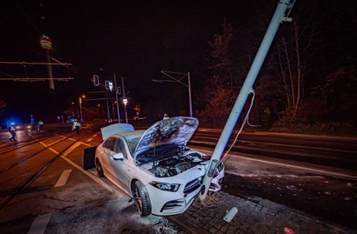 Der 32-jähriger Mercedes-Fahrer krachte in den Ampelmast in Sillenbuch. Foto: 7aktuell.de//Alexander Hald
