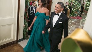 Es ist die größte Ehre für jeden Künstler: Aus den Händen des US-Präsidentenpaares Barack und Michelle Obama haben fünf US-Stars den Kennedy-Preis empfangen. Foto: dpa