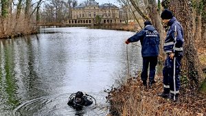 Ein Polizeitaucher sucht im Monrepos-See in Ludwigsburg nach der Tatwaffe. Foto: factum/Bach
