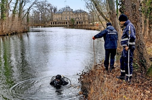 Ein Polizeitaucher sucht im Monrepos-See in Ludwigsburg nach der Tatwaffe. Foto: factum/Bach