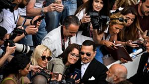 Johnny Depp war auf dem roten Teppich in Cannes ein gefragter Mann. Foto: AFP/PATRICIA MOREIRA