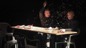 Szene aus „Confetti“ mit Emilien Truche und  seinem starren Doppelgänger im Fitz. Foto: Fitz/Daniela Wolf