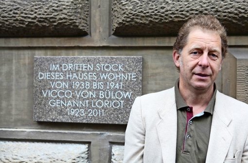 Bildhauer Uli Gsell neben der neuen Loriot-Tafel am Eugensplatz Foto: Jan Reich